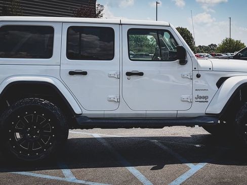 Used 2018 Jeep Wrangler Unlimited Sahara w/ Dual Top Group AWD/4WD image 13