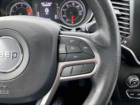 Used 2019 Jeep Cherokee Latitude w/ Popular Appearance Group image 19