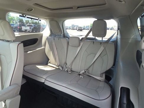 Used 2018 Chrysler Pacifica Limited w/ Advanced Safetytec Group FWD image 12