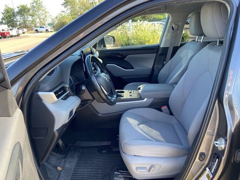 Used 2023 Toyota Highlander LE FWD image 34