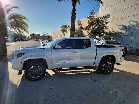 Used 2024 Toyota Tacoma TRD Off-Road image 3
