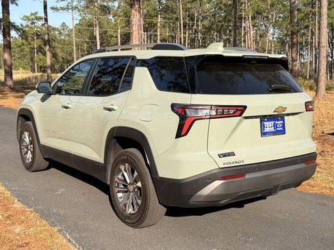 Used 2025 Chevrolet Equinox LT w/ Convenience Package II image 3