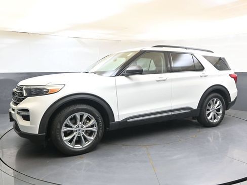 Used 2021 Ford Explorer XLT w/ Equipment Group 202A RWD image 2