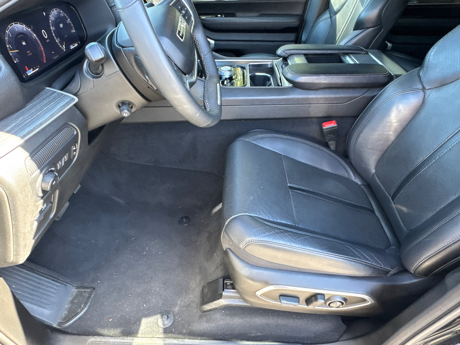 Used 2024 Jeep Wagoneer L Series II w/ Flexible Seating Group AWD/4WD image 5