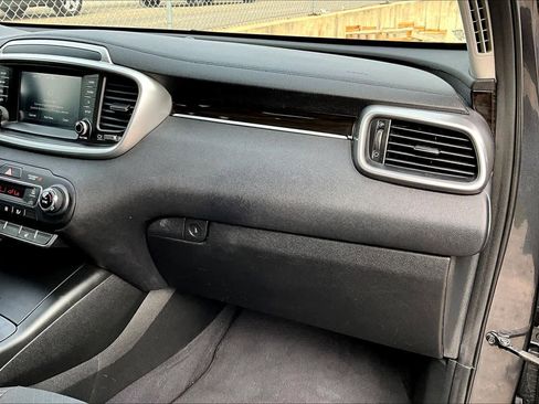 Used 2020 Kia Sorento S image 18