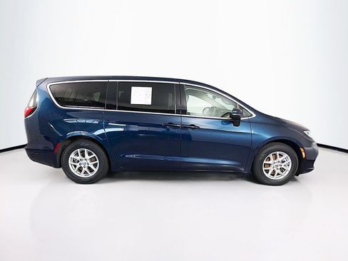 Used 2023 Chrysler Pacifica Touring-L FWD image 11