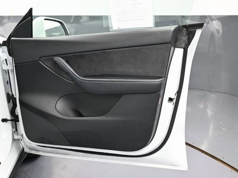 Used 2022 Tesla Model Y Long Range image 40