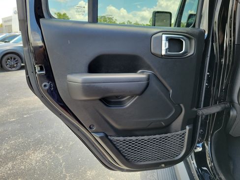 Used 2024 Jeep Wrangler Unlimited Rubicon AWD/4WD image 23