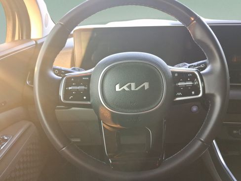 Used 2025 Kia Carnival EX FWD image 19