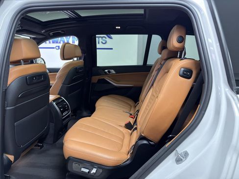 Used 2021 BMW X7 xDrive40i w/ M Sport Package AWD/4WD image 31
