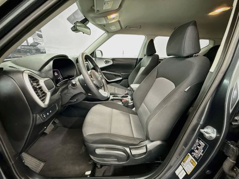Used 2025 Kia Soul LX w/ LX Technology Package FWD image 13
