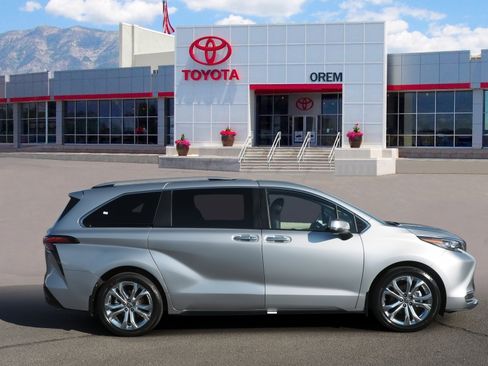 Used 2024 Toyota Sienna Platinum image 3