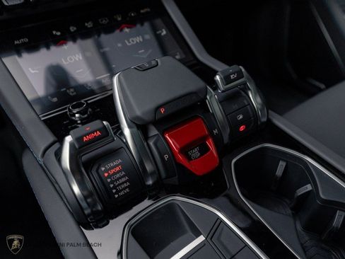 Used 2025 Lamborghini Urus SE AWD/4WD image 11