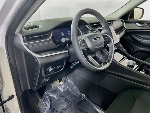 Used 2023 Jeep Grand Cherokee Laredo w/ Luxury Tech Group I AWD/4WD image 9