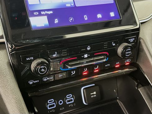 Used 2023 Jeep Grand Cherokee Laredo w/ Luxury Tech Group I AWD/4WD image 23