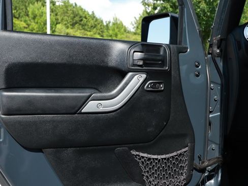Used 2016 Jeep Wrangler Unlimited Sahara w/ Connectivity Group AWD/4WD image 19