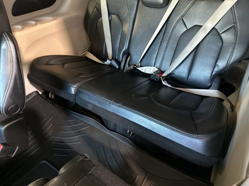 Used 2022 Chrysler Pacifica Touring-L FWD image 16