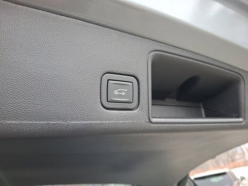 Used 2024 GMC Terrain SLT w/ Infotainment Package II image 29