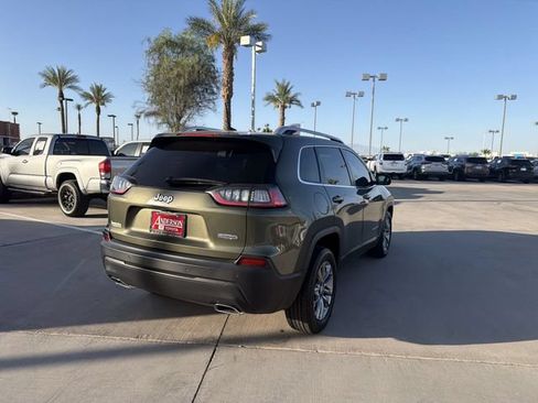 Used 2019 Jeep Cherokee Latitude Plus w/ Comfort/Convenience Group FWD image 5