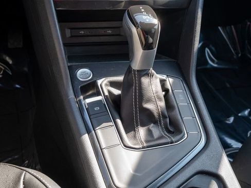 Used 2023 Volkswagen Tiguan SE w/ Panoramic Sunroof Package FWD image 22