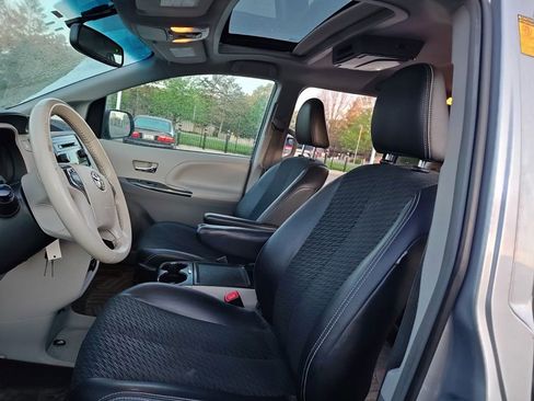 Used 2014 Toyota Sienna SE FWD image 6