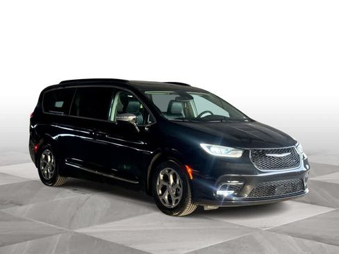 Used 2023 Chrysler Pacifica Limited FWD image 2