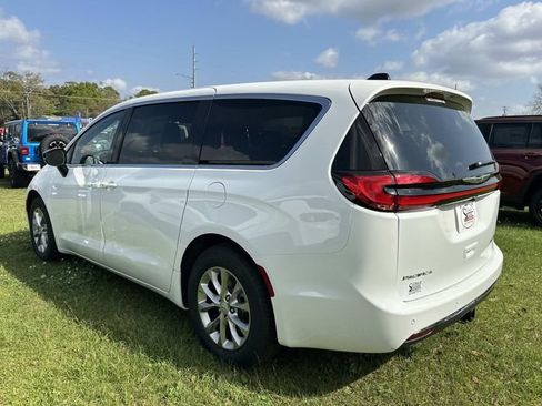New 2026 Chrysler Pacifica Limited w/ Trailer Tow Group FWD image 15