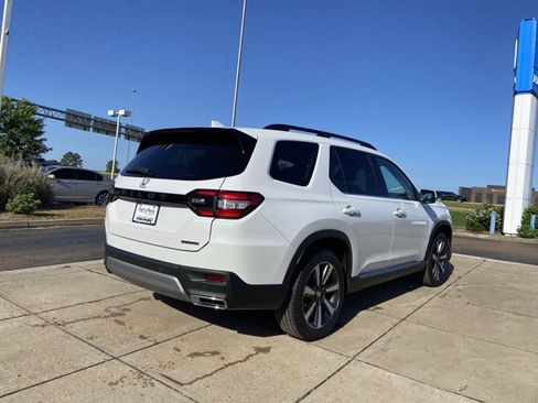 Used 2023 Honda Pilot Touring image 11