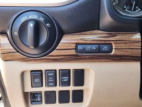 Used 2018 Nissan Titan SL w/ Chrome Package AWD/4WD image 13