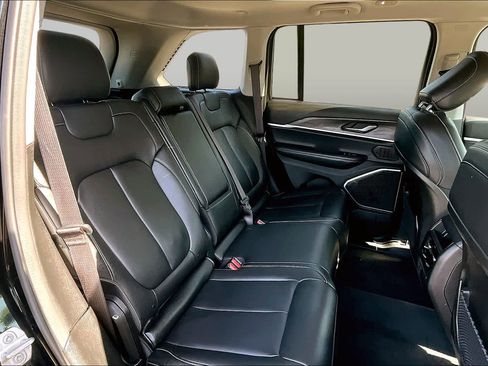 Used 2022 Jeep Grand Cherokee Limited AWD/4WD image 19
