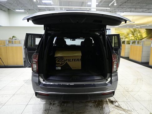 Used 2022 Chevrolet Suburban LT w/ Luxury Package image 23