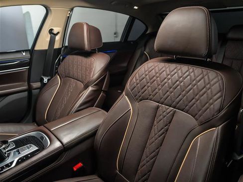 Used 2021 BMW 740i w/ Premium Package RWD image 5