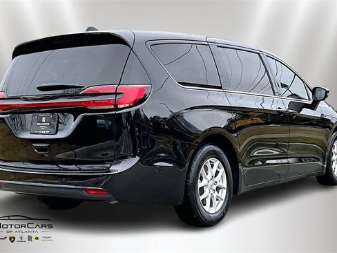 Used 2025 Chrysler Pacifica Select image 12