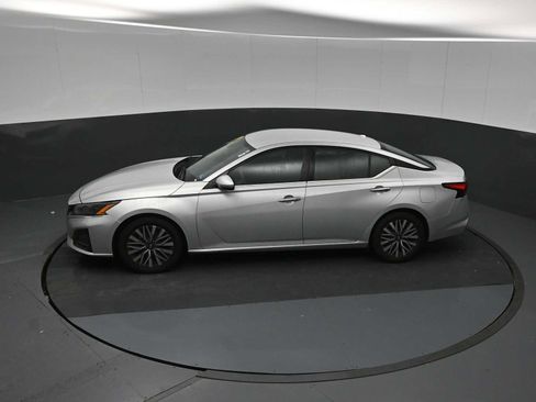 Used 2023 Nissan Altima 2.5 SV FWD image 42