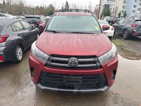 Used 2019 Toyota Highlander SE image 2