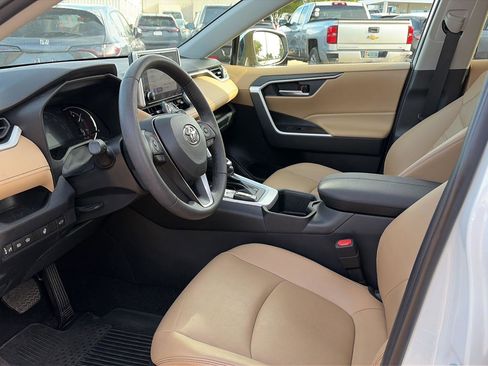 Used 2023 Toyota RAV4 XLE Premium image 5