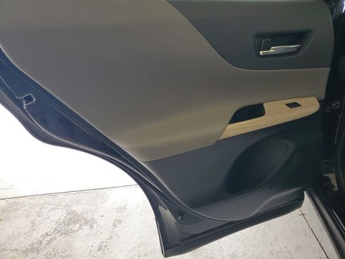 Used 2021 Toyota Venza XLE w/ Carpet Mat Package (TMS) image 23