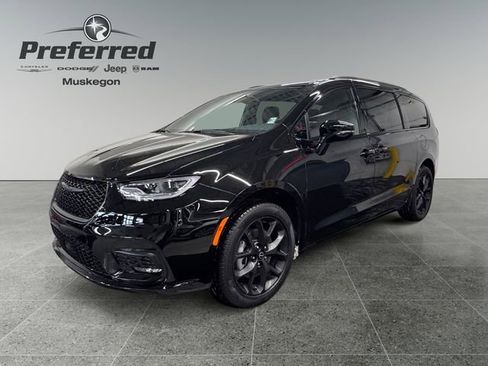 New 2026 Chrysler Pacifica Select w/ S Appearance Package image 10