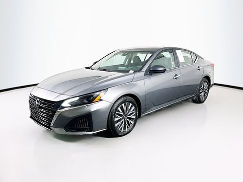 Used 2025 Nissan Altima 2.5 SV image 3