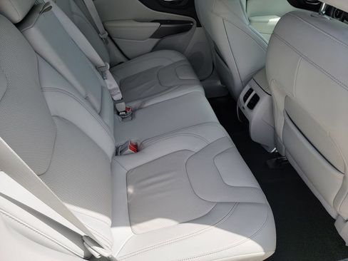 Used 2020 Jeep Cherokee Limited FWD image 15