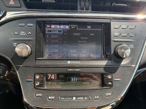 Used 2013 Toyota Avalon Limited w/ Technology Pkg FWD image 21