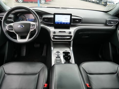 Used 2022 Ford Explorer XLT w/ Equipment Group 202A AWD/4WD image 10