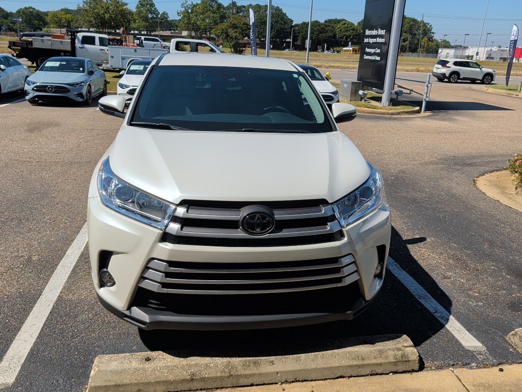 Used 2019 Toyota Highlander Plus FWD image 3