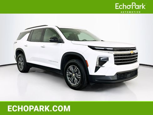 Used 2025 Chevrolet Traverse LT image 1