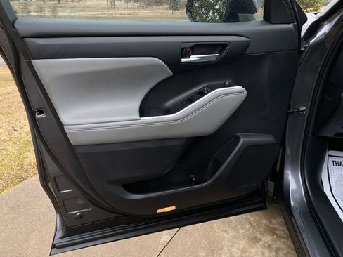 Used 2023 Toyota Highlander XLE image 25