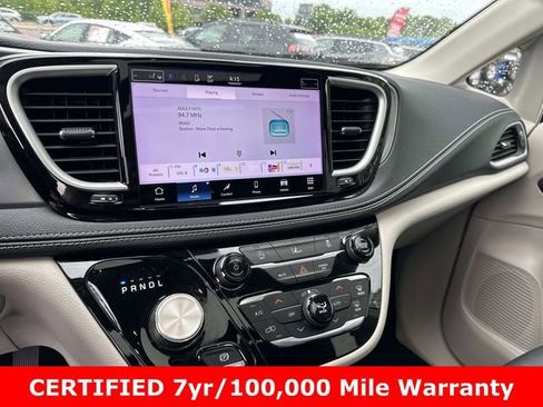 Used 2022 Chrysler Pacifica Touring-L AWD/4WD image 23