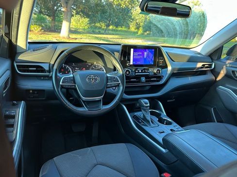 Used 2023 Toyota Highlander LE FWD image 13