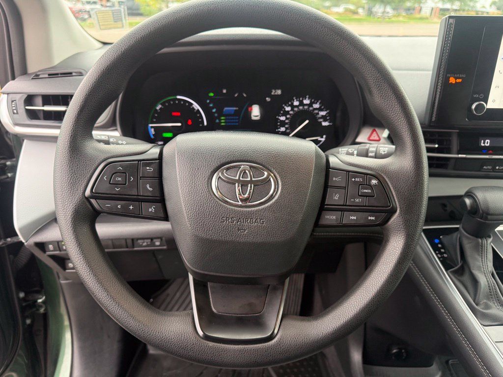 Used 2025 Toyota Sienna LE AWD/4WD image 14