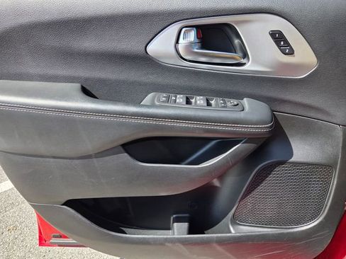 Used 2025 Chrysler Pacifica Limited FWD image 29