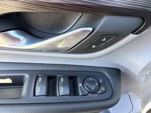 Used 2024 GMC Terrain SLE image 8